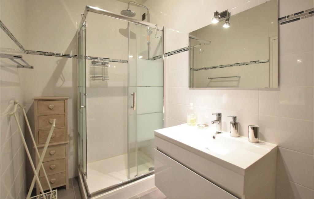 Kúpeľňa v ubytovaní Cozy Apartment In Tourgéville With Wifi
