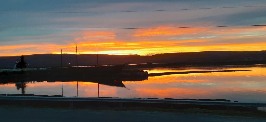 a reflection of a sunset in a body of water at Mountainview Solitude Inn in Riverside