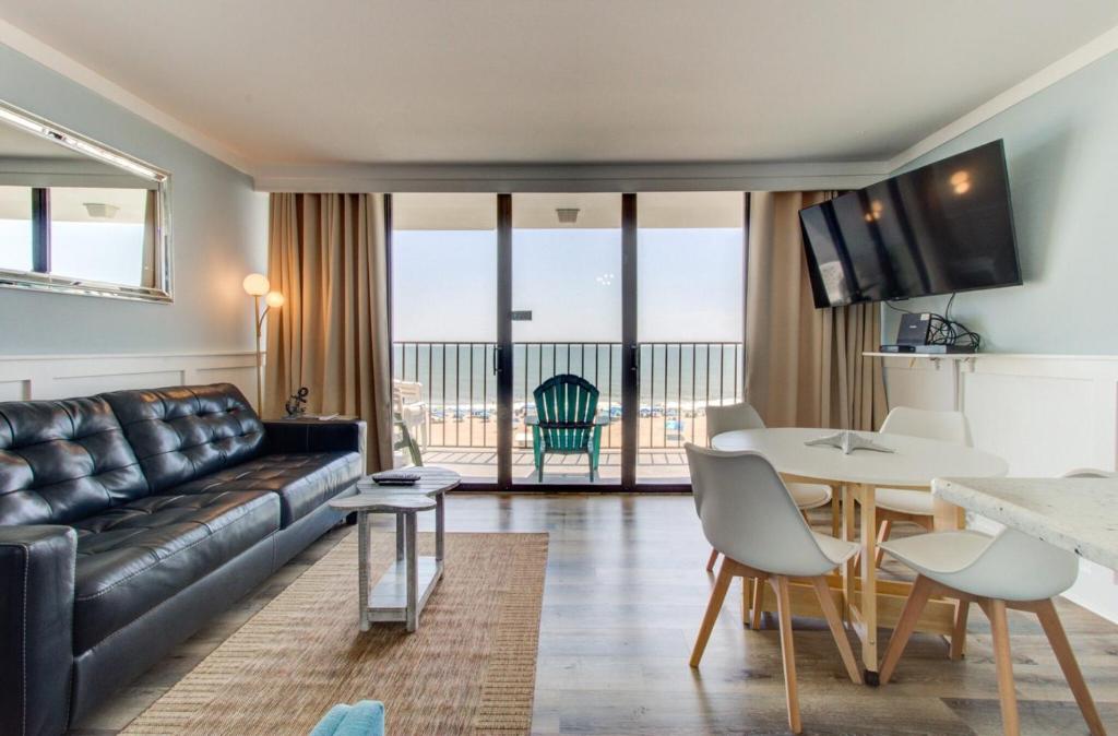 una sala de estar con un sofá y una mesa en 0509 Oceanfront Getaway by Atlantic Towers, en Carolina Beach