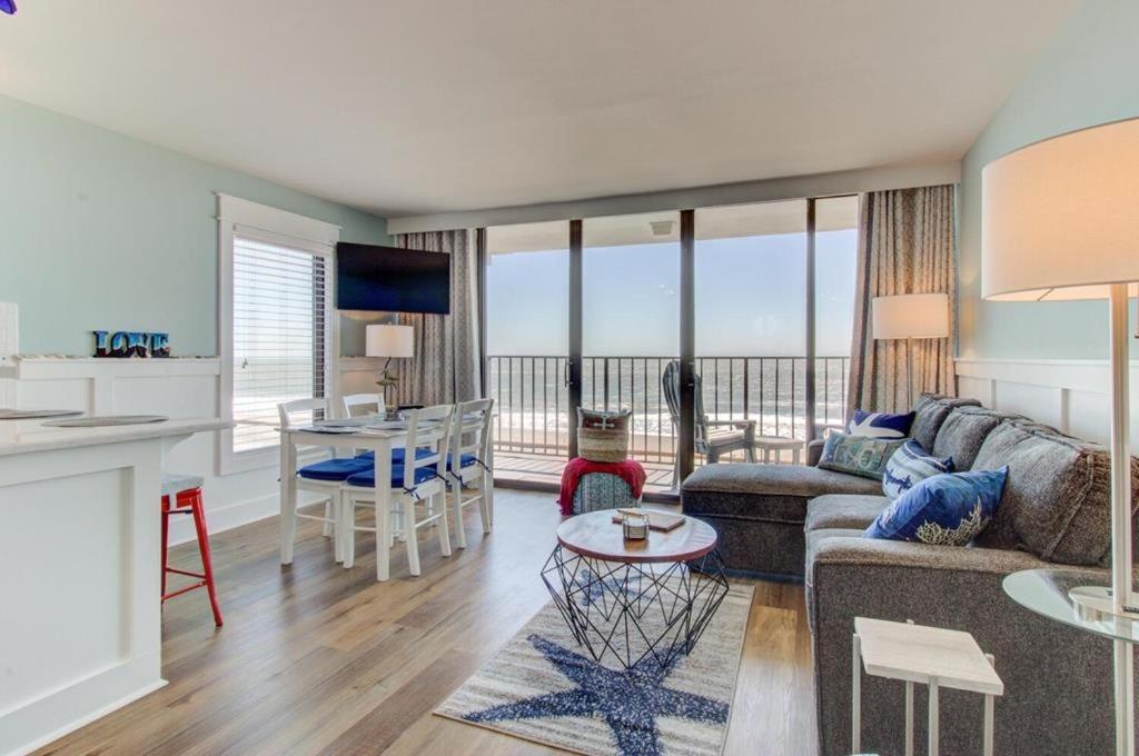 una sala de estar con un sofá y una mesa en 0501 Beach Haven by Atlantic Towers, en Carolina Beach
