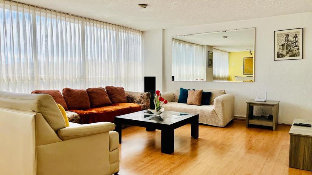 uma sala de estar com um sofá e uma mesa de centro em Gelati apartment 1Parking 2BR 2BA em Cidade do México