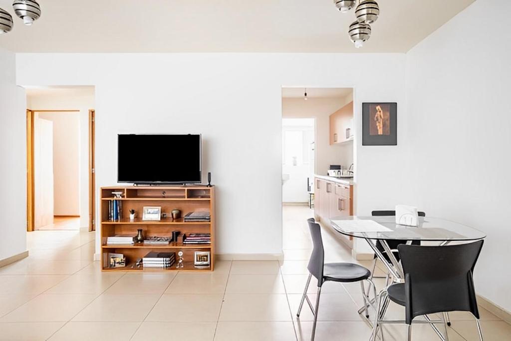 sala de estar con mesa y TV en Departamento amplio en Ciudad de Mexico, en Ciudad de México