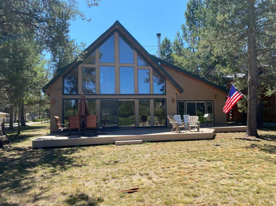 una casa con una bandera en la parte delantera en Mt. Bachelor & Sun River Get Away, en Bend