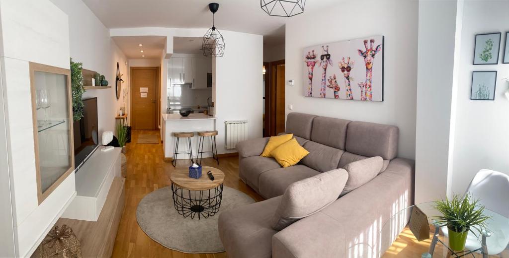 sala de estar con sofá y cocina en VIANA, en Monforte de Lemos