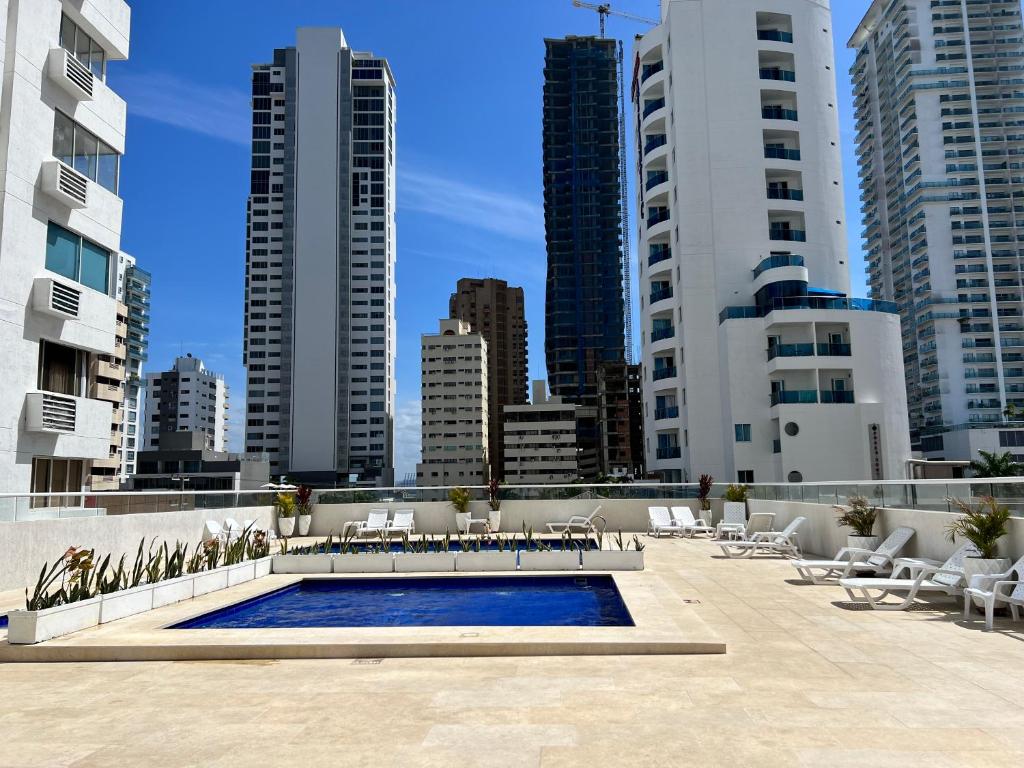 une piscine dans une ville avec de grands bâtiments dans l'établissement APARTAMENTO AMOBLADO BOCAGRANDE Cartagena, à Carthagène des Indes
