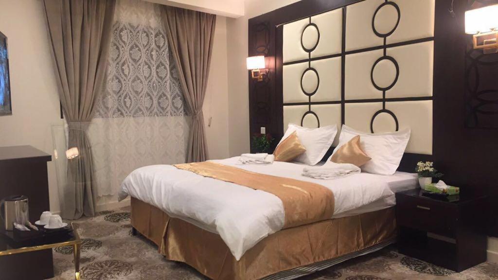 a bedroom with a large bed in a room at فندق البيرق in Mecca