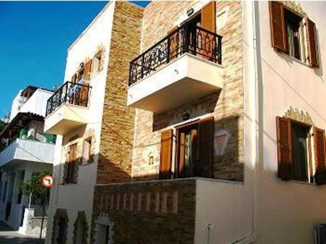 un edificio con balcones en un lateral en Pension Stella, en Naxos Chora