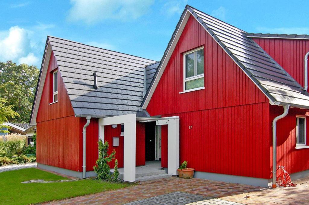 a red house with a gray roof at Doppelhaushälfte Lee in Zingst in Zingst