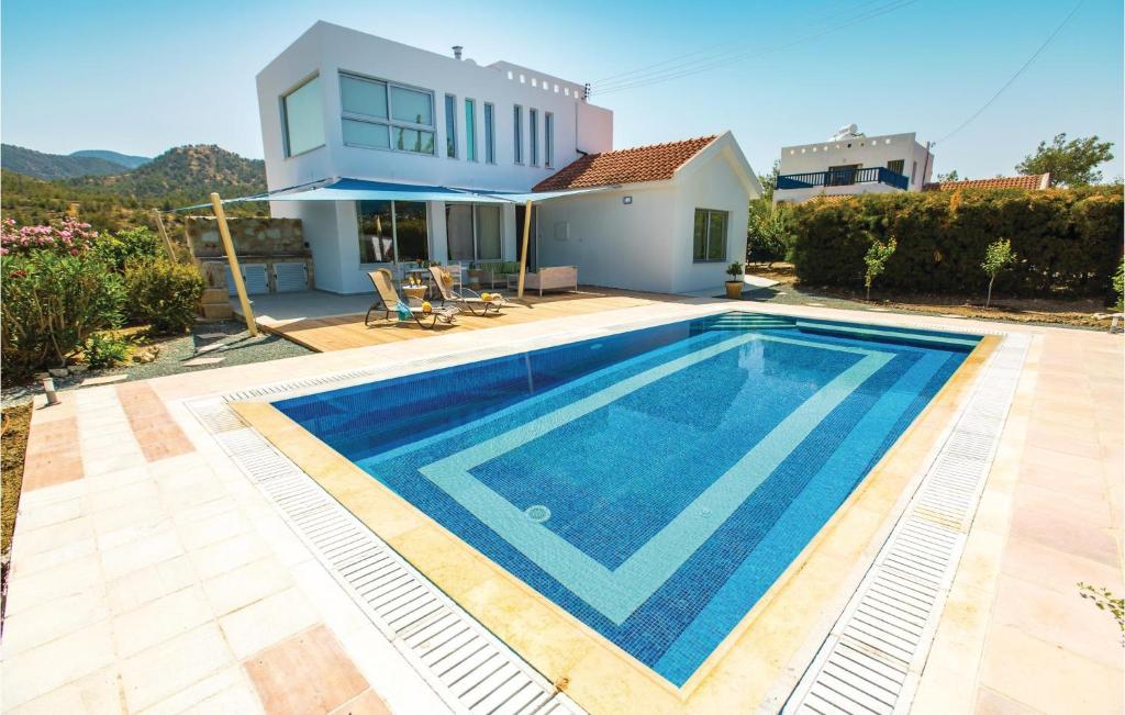 uma villa com piscina em frente a uma casa em Beautiful Home In Argaka With Kitchen em Argaka