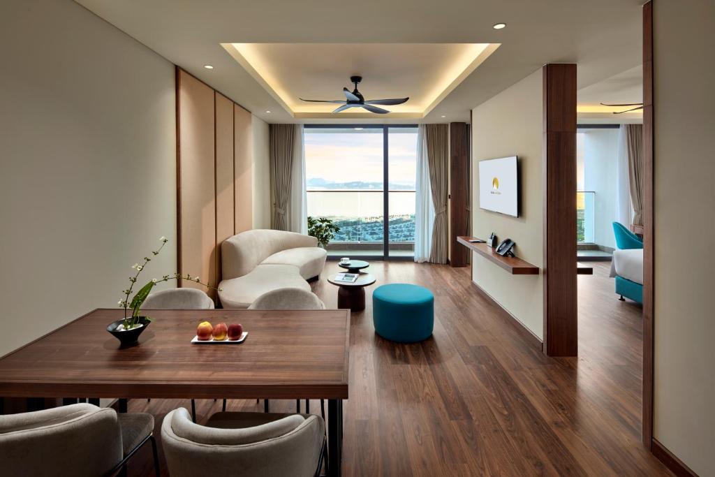 The Watson Premium HaLong Hotel - Luxusuite Mit Meerblick