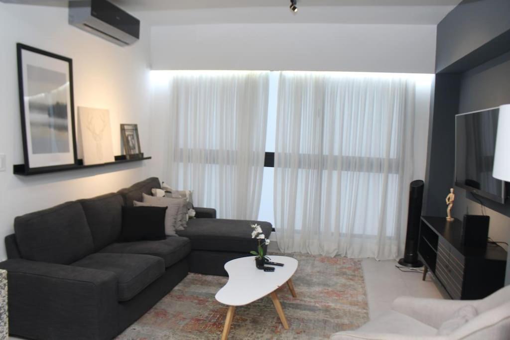 Modern 1BD Downtown+Pool+SmarTVs+BBQ+Gym