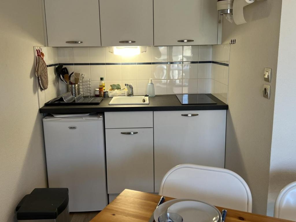 Kuchyňa alebo kuchynka v ubytovaní Appartement 2 pièces avec balcon et accès direct plage à Cabourg, animaux admis - FR-1-487-352