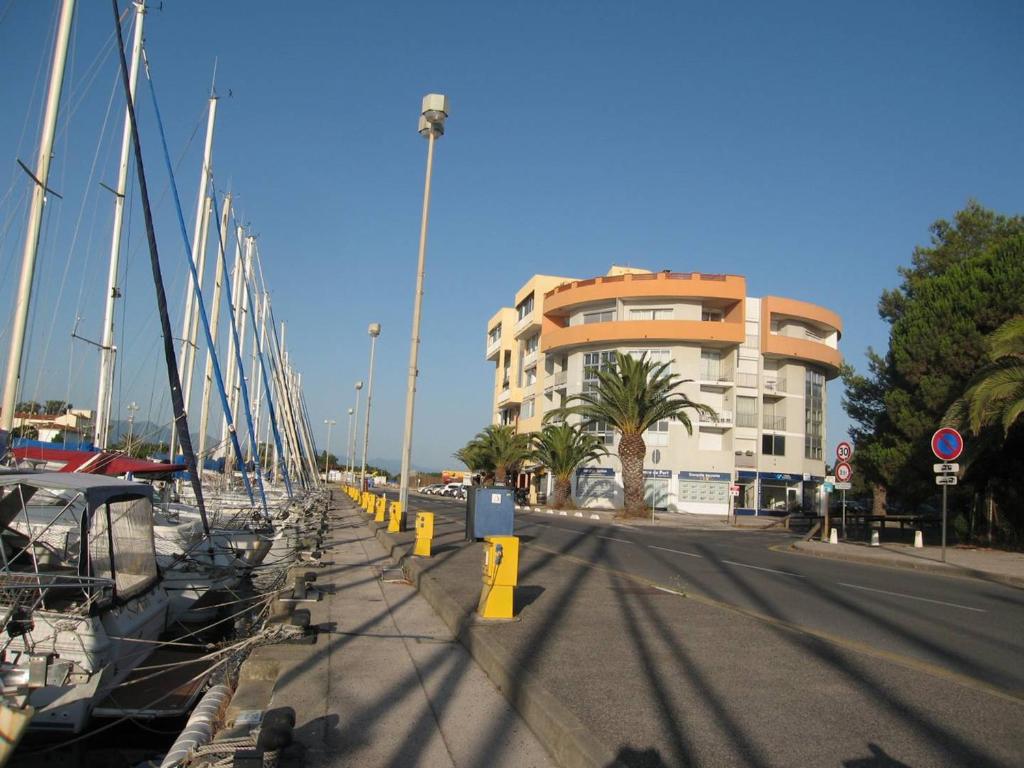 une rangée de bateaux garés à côté d'un bâtiment dans l'établissement Studio cabine pour 4 pers, proche plage, animaux admis - Saint-Cyprien - FR-1-106-91, à Saint-Cyprien