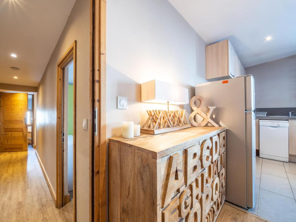 Kuchyňa alebo kuchynka v ubytovaní Appartement Charme 2 pièces cabine, skis aux pieds, balcon, WIFI, au cœur de Tignes le Lac - FR-1-502-479