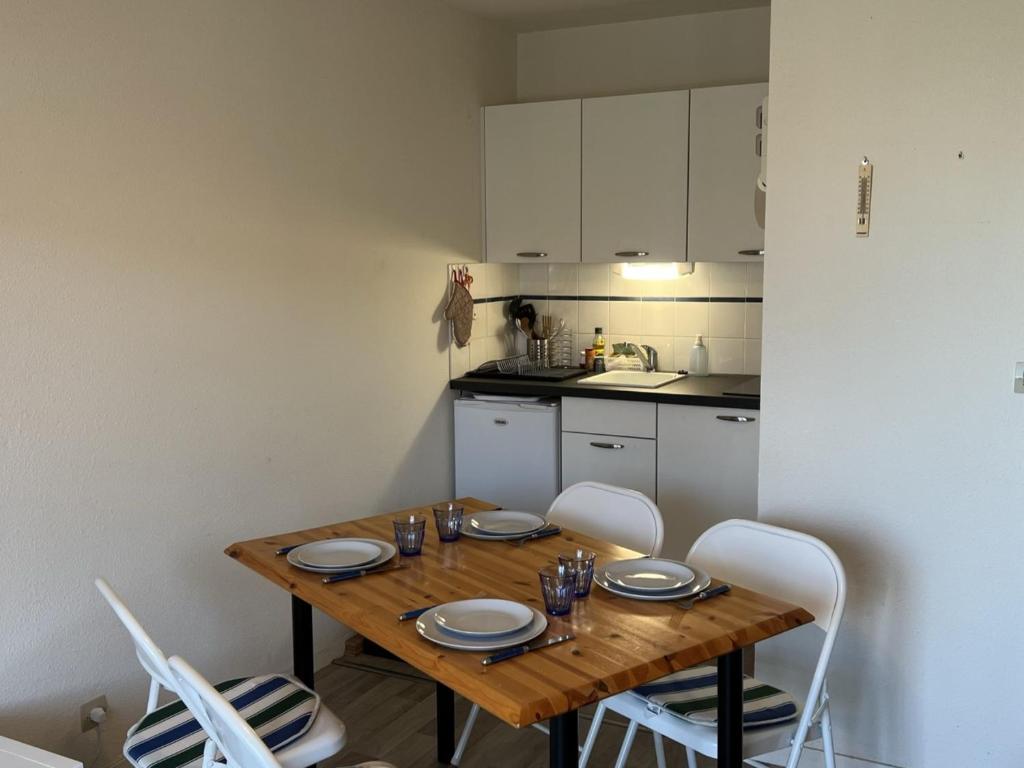 Kuchyňa alebo kuchynka v ubytovaní Appartement 2 pièces avec balcon et accès direct plage à Cabourg, animaux admis - FR-1-487-352