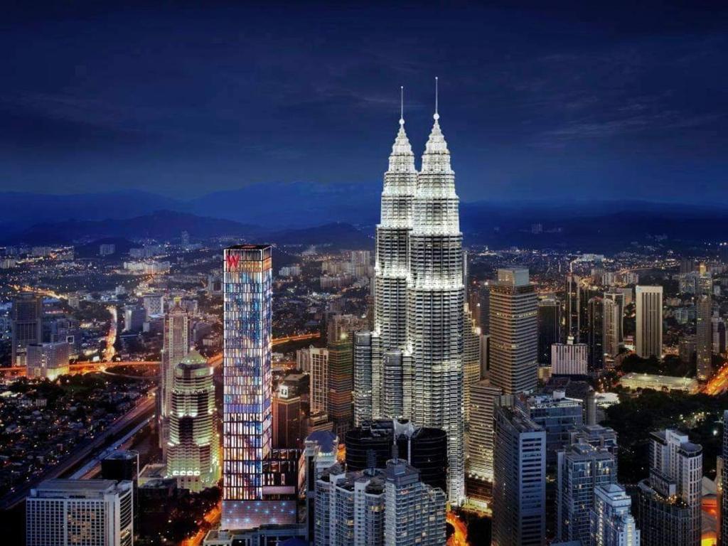 - une vue sur les tours jumelles pétronas la nuit dans l'établissement Tropicana The Residences - KLCC VIEW Luxury Apartment Collections, à Kuala Lumpur