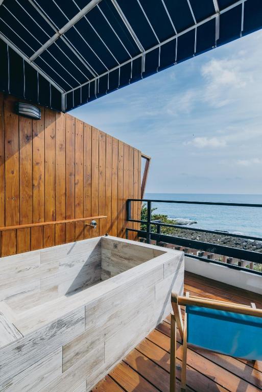 Bazén v ubytování Chuanfanrock Haku Beach Days Inn nebo v jeho okolí