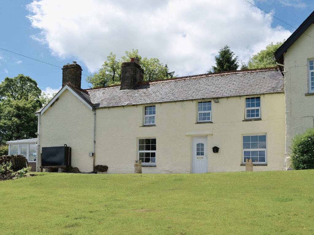 Gallery image of Groudd Hall Cottage in Cerrig-y-Druidion