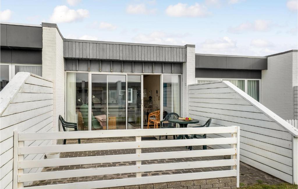 una casa con una valla blanca y un patio en Gorgeous Apartment In Vestervig With Kitchen, en Vestervig