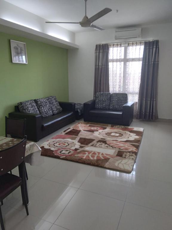 - un salon avec deux canapés et un tapis dans l'établissement AL Fateh Apartment Wakaf Che Yeh, à Wakaf Che Yeh