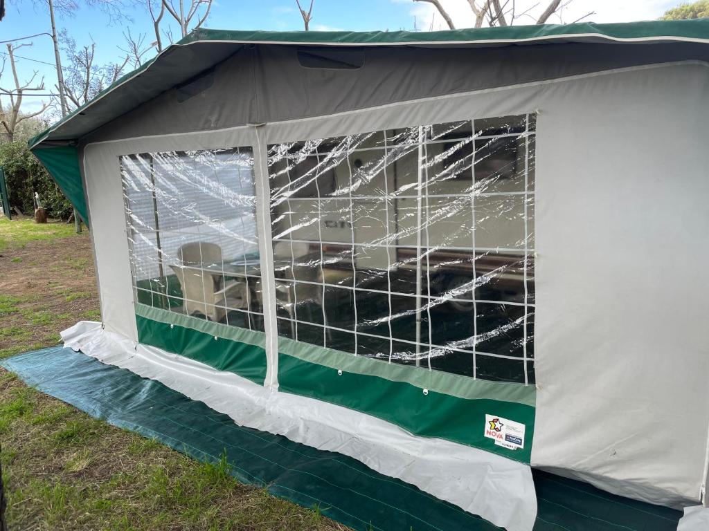 ein Zelt mit einem Fenster auf einem Feld in der Unterkunft Camping Erika in Paestum