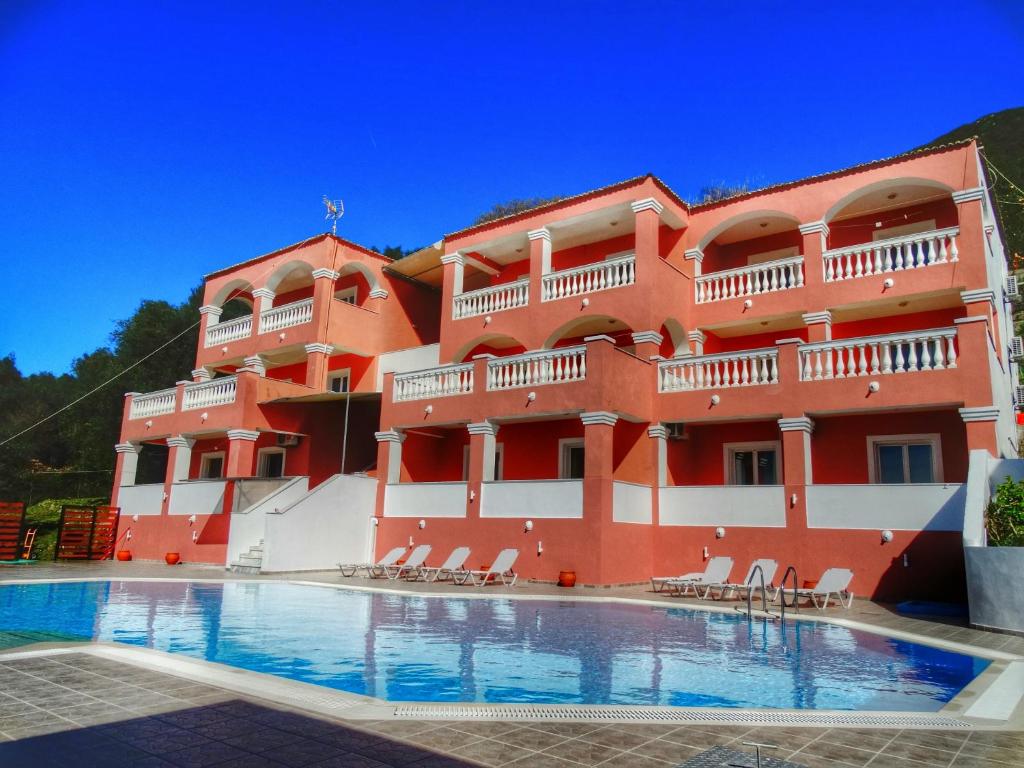 Bazén v ubytování Paradiso Hotel Sea View and Pool Suites Ipsos Corfu nebo v jeho okolí