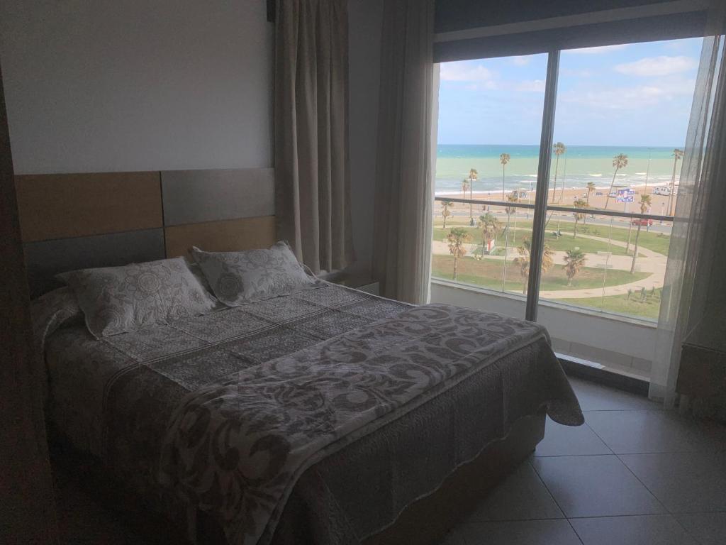 Postel nebo postele na pokoji v ubytování Beachfront High Standard Flat