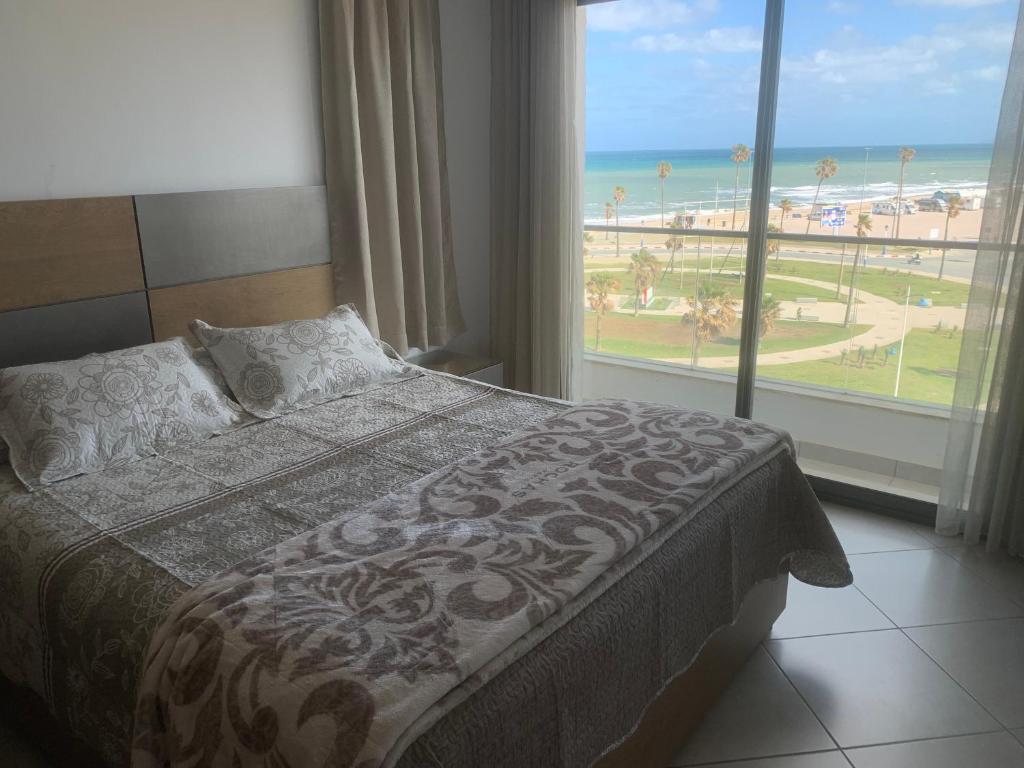Postel nebo postele na pokoji v ubytování Beachfront High Standard Flat