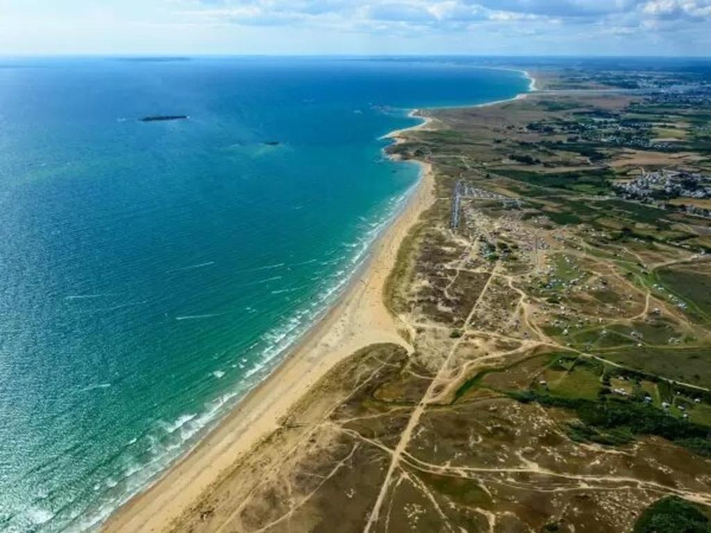 an aerial view of a beach and the ocean at Appartement Erdeven, 3 pièces, 4 personnes - FR-1-397-68 in Erdeven