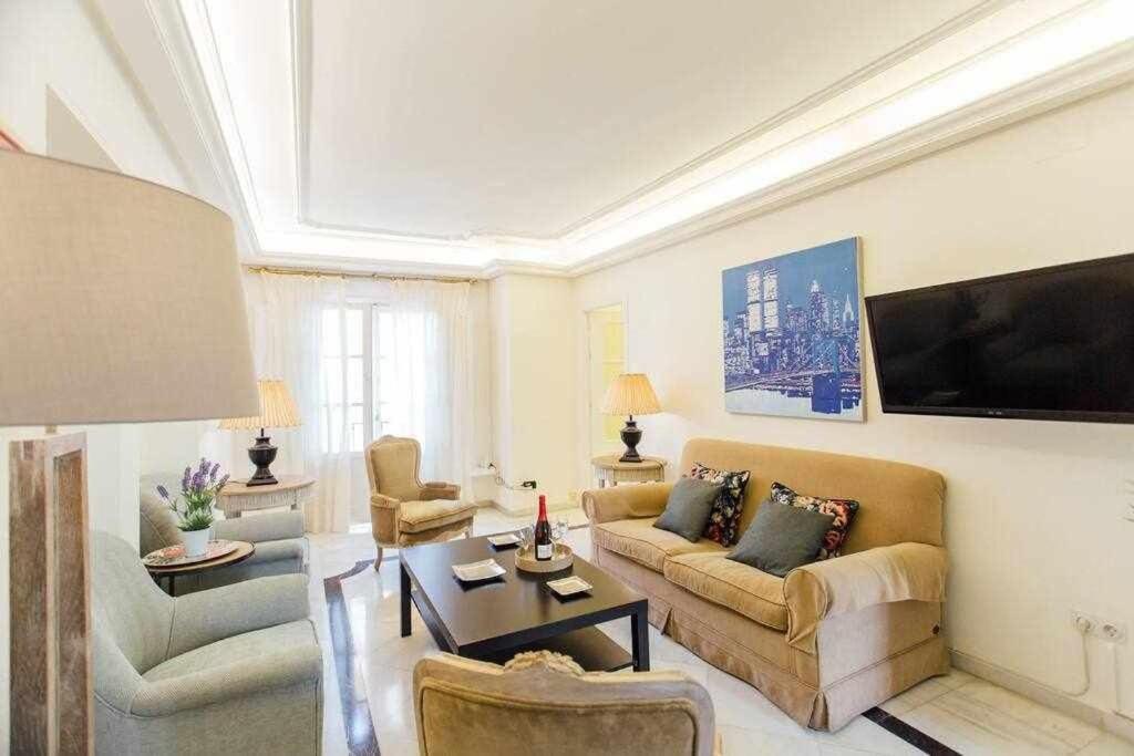 Televízia a/alebo spoločenská miestnosť v ubytovaní Apartamento Boutique Abades