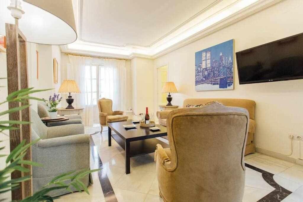 Televízia a/alebo spoločenská miestnosť v ubytovaní Apartamento Boutique Abades