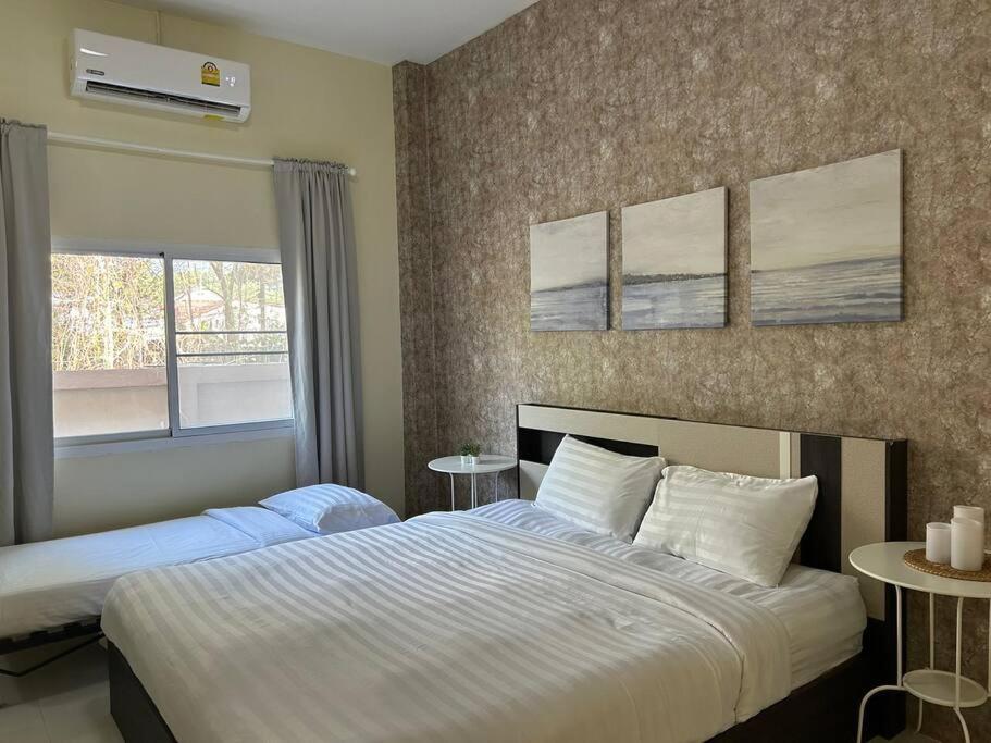 - une chambre avec 2 lits et une fenêtre dans l'établissement W House Ranong1Bedroom villa8/11, à Ranong