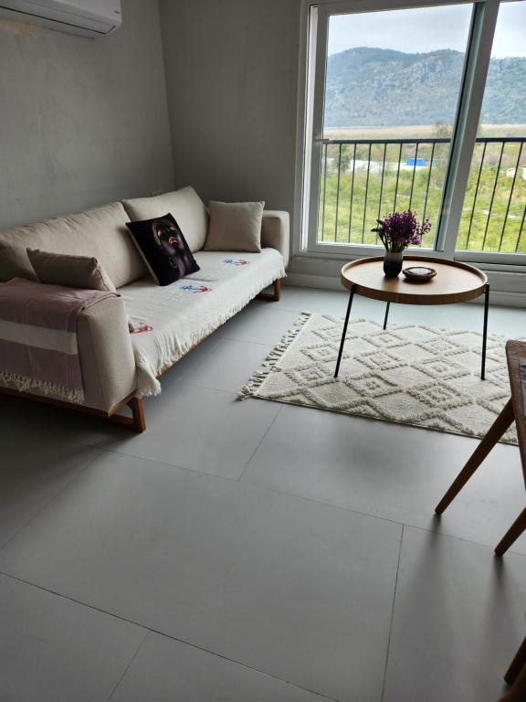 un soggiorno con divano e tavolo di White coral house a Dalaman