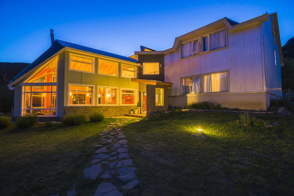 una casa por la noche con las luces encendidas en Pudu Lodge en El Chaltén