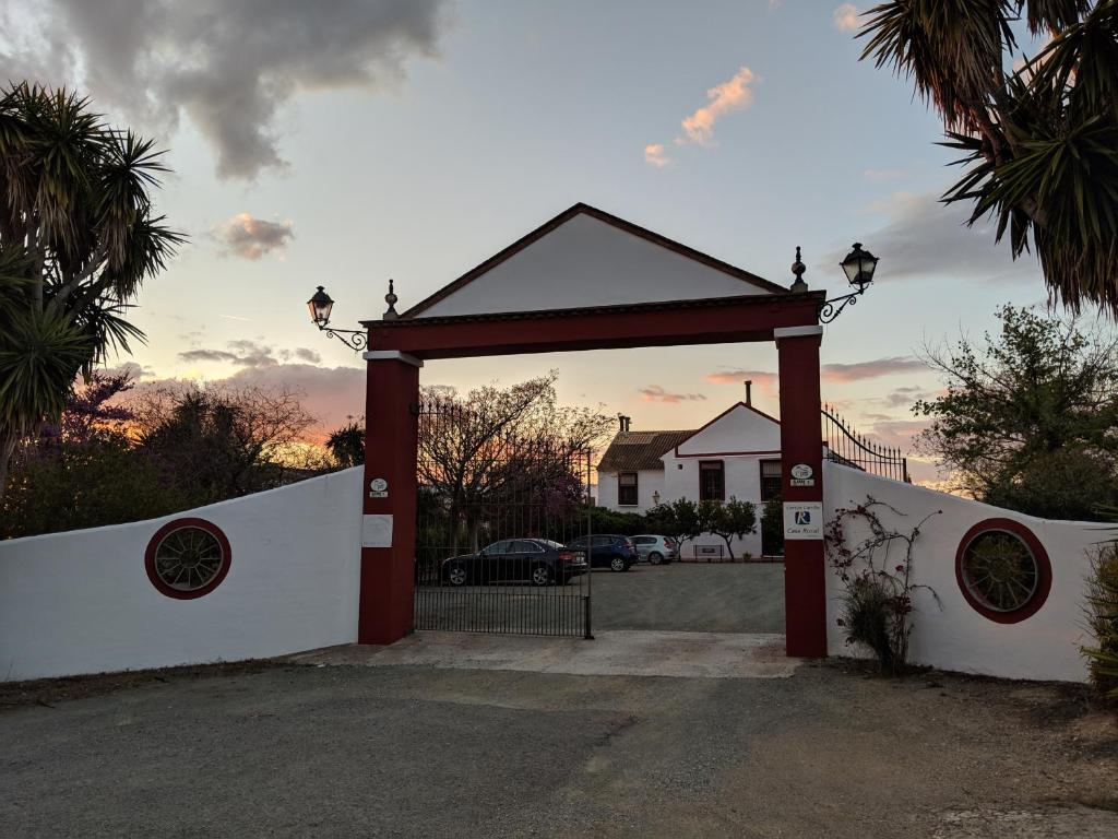 una puerta delante de una valla blanca en Cortijo Carrillo, en Cartaojal