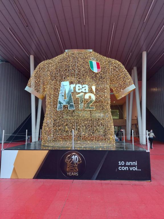 Una camiseta gigante está en exhibición en un edificio en Casa dei GATTI, en Turín
