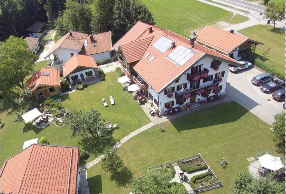 una vista aérea de una casa grande con patio en Gästehaus Lechner, en Bernau am Chiemsee