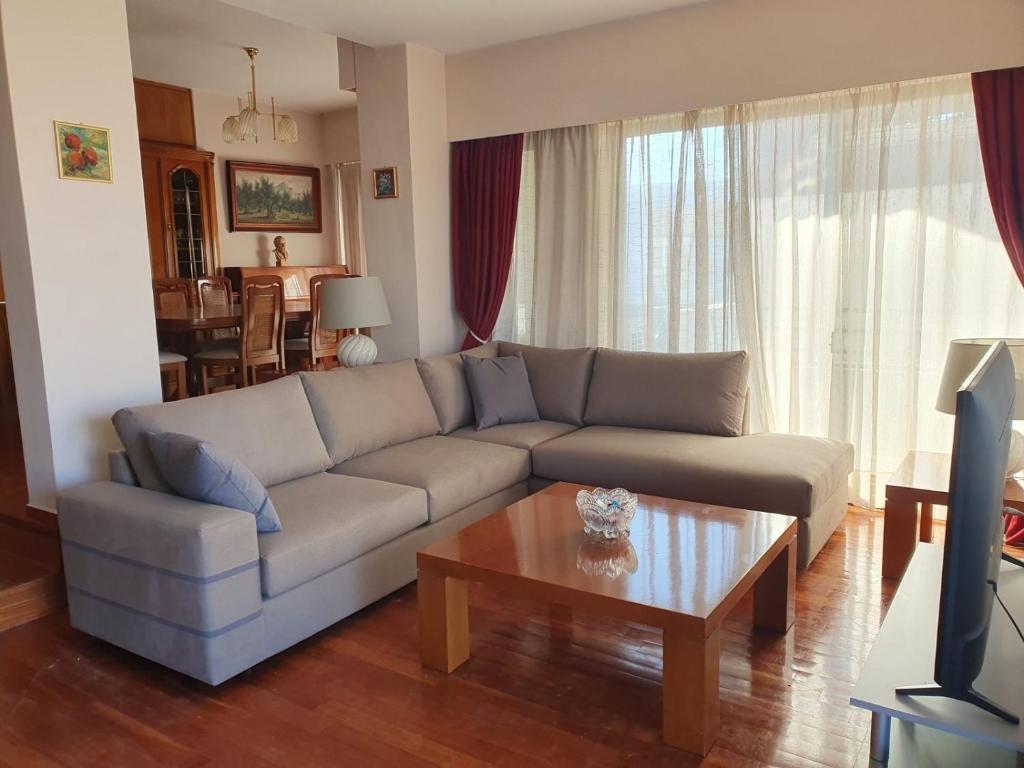 Posedenie v ubytovaní Luxury Athenian Riviera Apartment 135 sqm at Voula