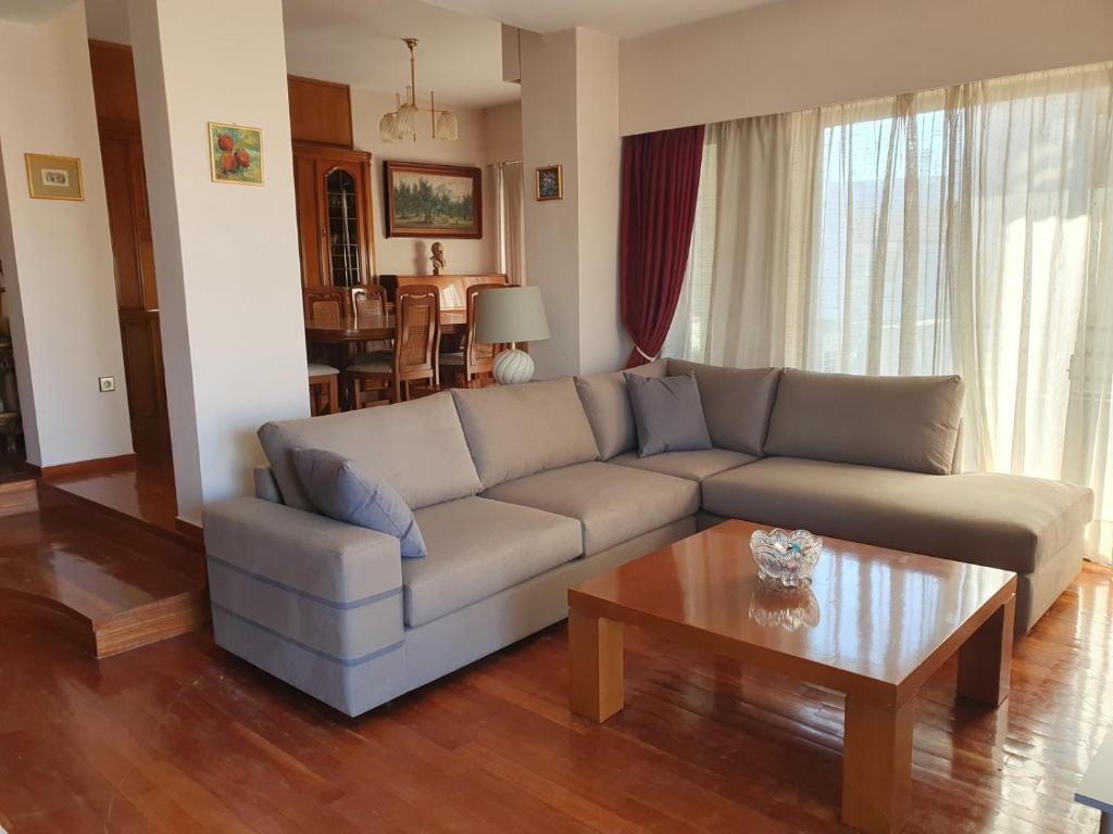 Posedenie v ubytovaní Luxury Athenian Riviera Apartment 135 sqm at Voula
