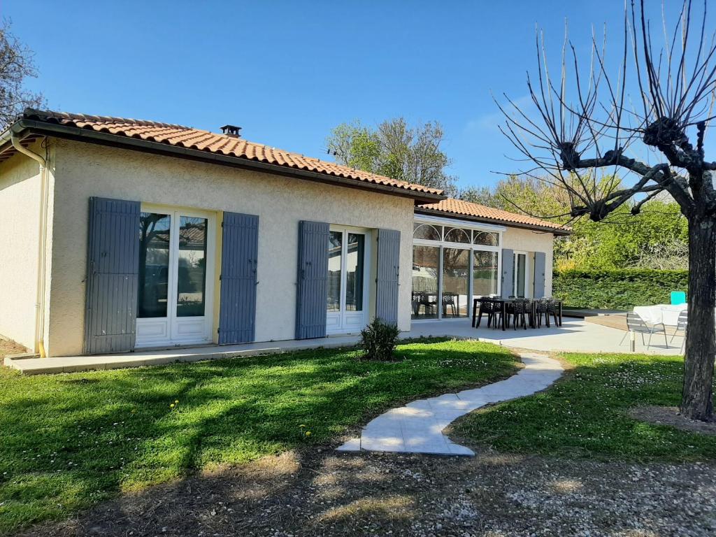 Casa con jardín y patio en Maison Bleue, en Montagne