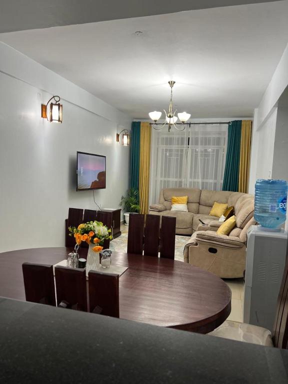 - un salon avec une table et un canapé dans l'établissement Comfortplace 2 bedroom, à Kericho