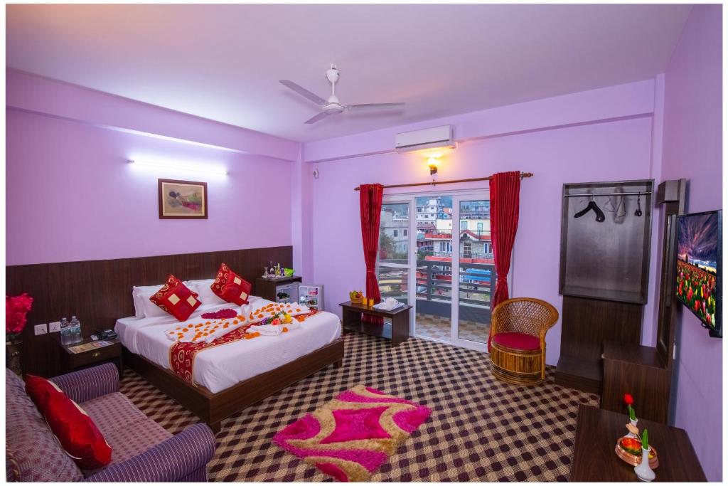 Letto o letti in una camera di Hotel Tulip Pokhara Inn