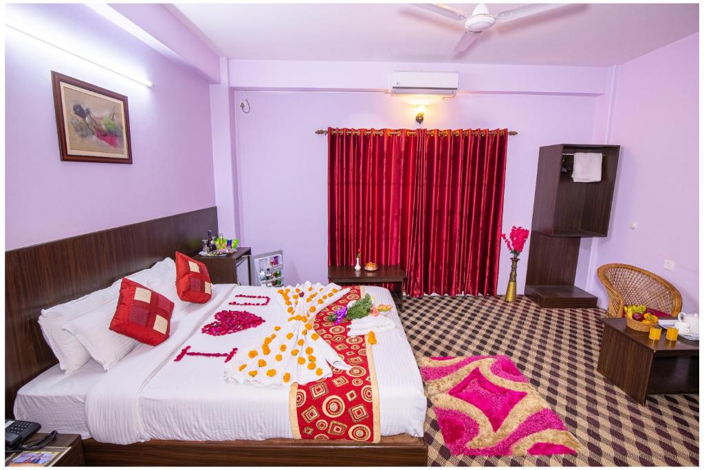 Letto o letti in una camera di Hotel Tulip Pokhara Inn