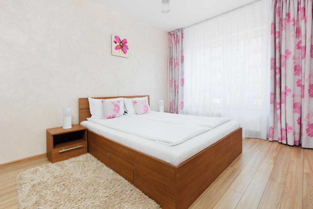 Brasov Holiday Apartments - Magenta Apartment With Balcony