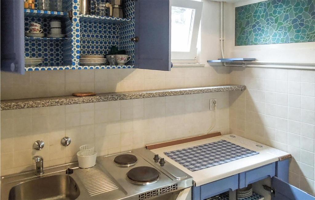 Kuchyňa alebo kuchynka v ubytovaní Lovely Apartment In Martinscica With House Sea View