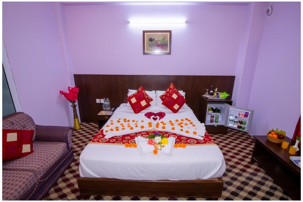 Letto o letti in una camera di Hotel Tulip Pokhara Inn
