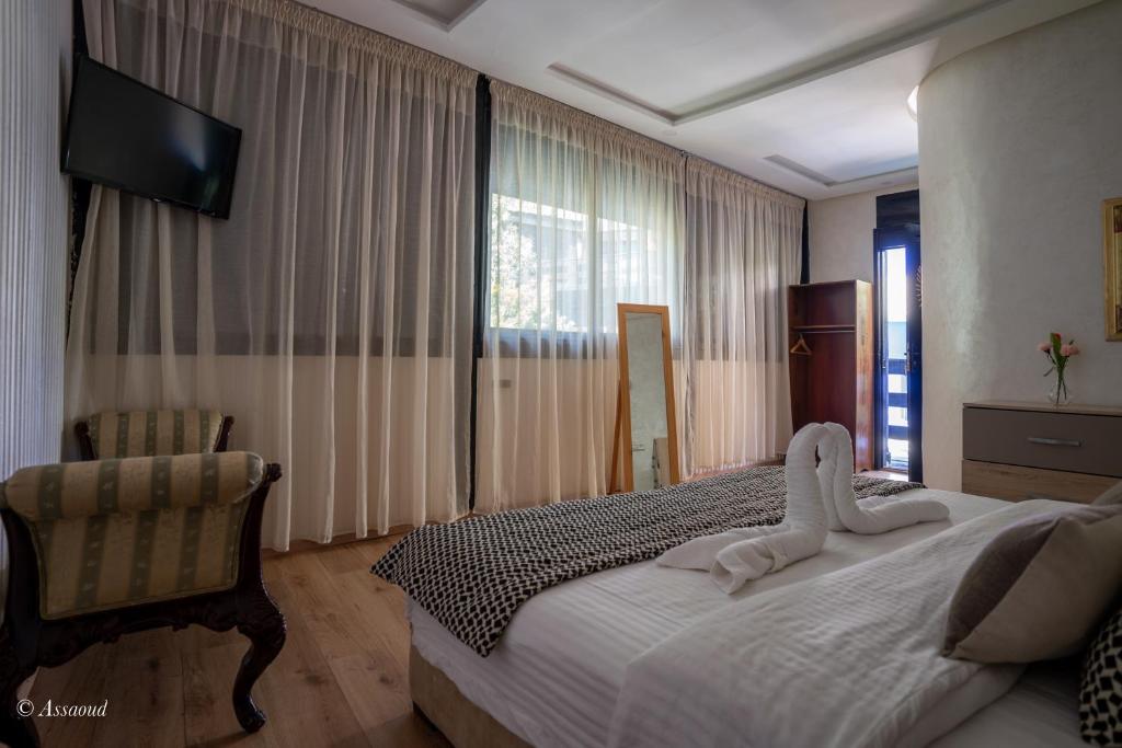 Postel nebo postele na pokoji v ubytování Hôtel ZIRYAB