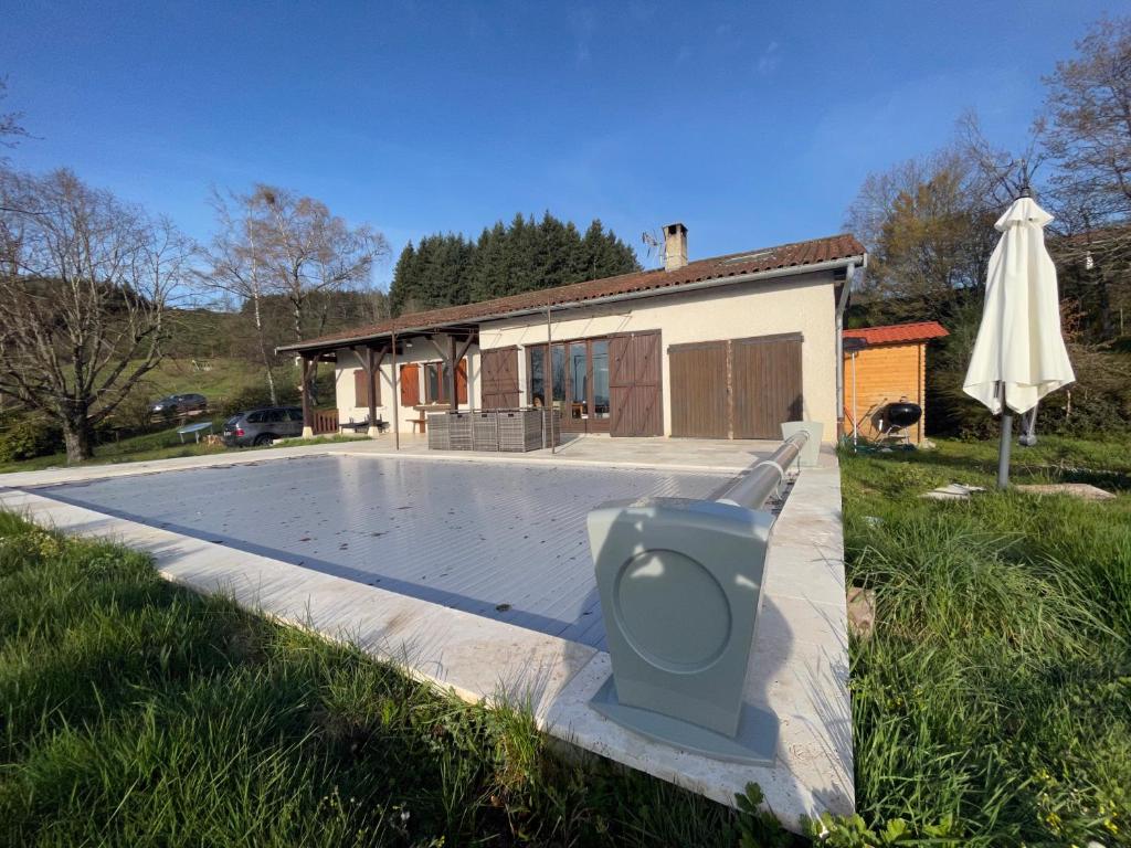 Fotografia z galérie ubytovania Cottage chaleureux avec piscine au sel chauffée au coeur du Beaujolais vert v destinácii Saint-Nizier-dʼAzergues