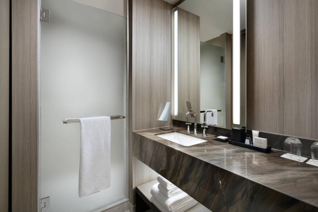 JW Marriott Edmonton ICE District - Resim 14