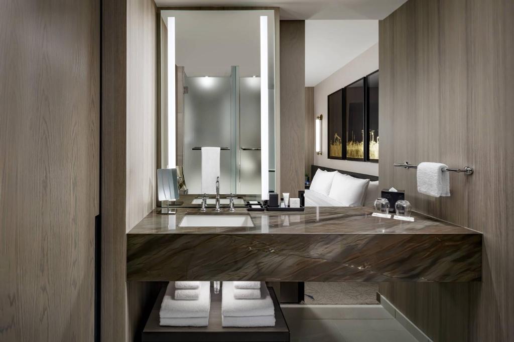 JW Marriott Edmonton ICE District - Resim 15